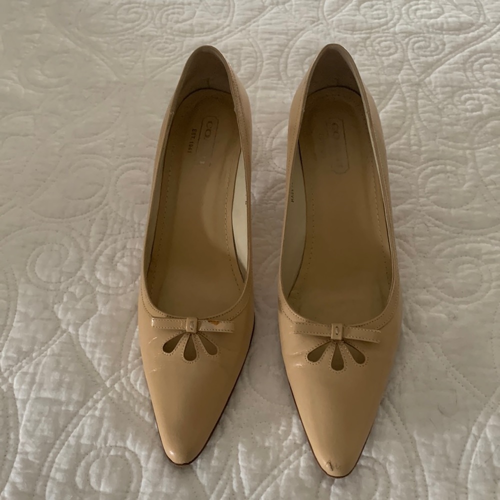 Coach beige leather pumps